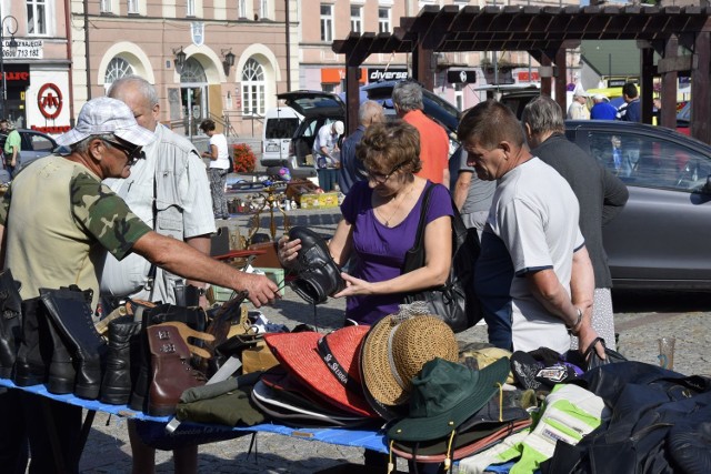 Lipcowa edycja skierniewickich targów kolekcjonerów i staroci rozpoczęła się w sobotni poranek, 7 lipca. Przypomnijmy, że targi na skierniewickim rynku odbywają się w każdą pierwszą sobotę miesiąca.