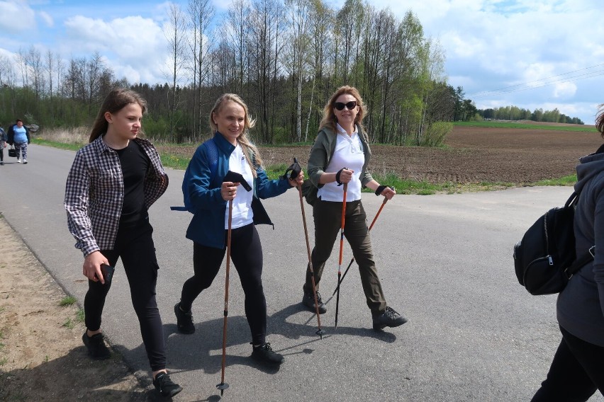 Wiosenny spacer kondycyjny w Szudziałowie. Najpierw pokonali wspólnie 706 kilometrów, potem upiekli kiełbaski