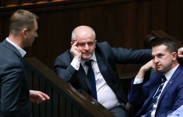Paweł Kowal (w środku) był eurodeputowanym przez jedną kadencję (2004-2009). Należał do grupy Europejscy Konserwatyści i Reformatorzy, przewodniczył też komisji współpracy parlamentarnej UE-Ukraina