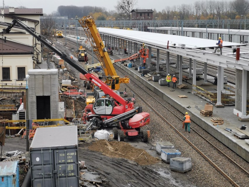 Trwa remont kolejnego  peronu na stacji kolejowej w Trzebini