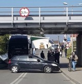 Nowy Sącz. Ciężarówka utknęła pod wiaduktem na ul. Zielonej [ZDJĘCIA]
