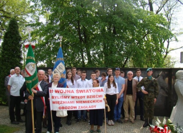 Uczniowie Zespołu Szkół Technicznych upamiętnili ofiary Niemieckiego Obozu w Konstantynowie Łódzkim