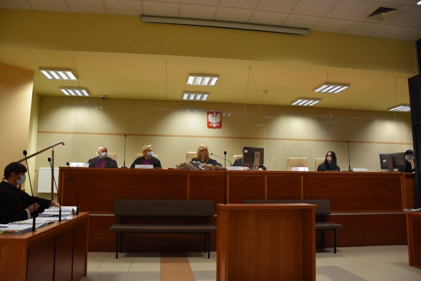 Tarnów. Ruszył proces w sprawie zabójstwa w Jodłówce-Wałki. Oskarżony: Gdy opuszczaliśmy dom, to ofiara jeszcze żyła [ZDJĘCIA]