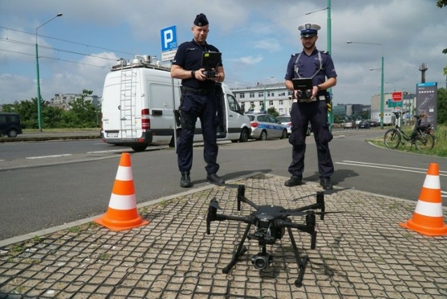 Policja wykorzystuje drona do obserwacji zachowań kierowców przed przejściami dla pieszych