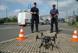 Policyjny dron kontroluje przejścia dla pieszych w powiecie krakowskim. Z powietrza obserwują zachowanie pieszych i kierowców