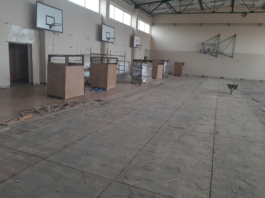 Rozpoczął się remont sali gimnastycznej przy Zespole Szkół Ponadgimnazjalnych nr 8 na Nadrzecznej w Tomaszowie [FOTO]