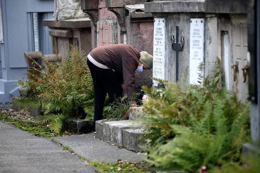 Mieszkańcy sukcesywnie sprzątają groby na cmentarzu...