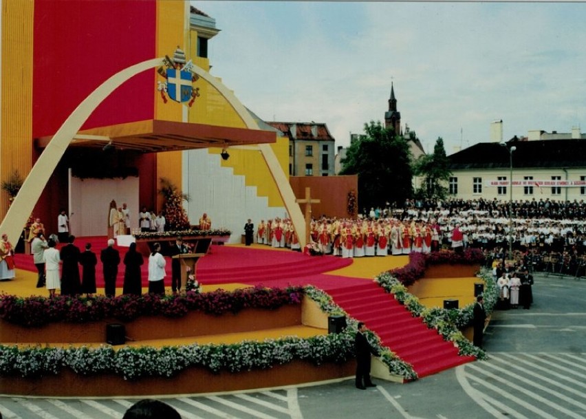 Eucharystia sprawowana na placu św. Józefa z udziałem Ojca...