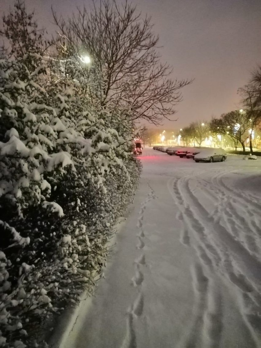 Prawdziwa zima w Głogowie. Śnieg na ulicach i chodnikach