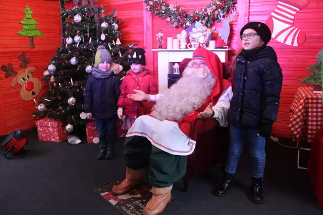 Mikołaj z Laponii odwiedził Kalisz. Gość przyciągnął na rynek tłumy