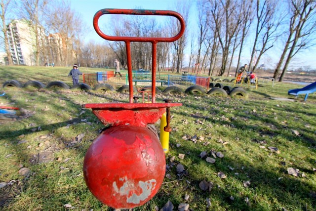 O fatalnym stanie starych, metalowych urządzeń poinformowała nas Monika Daszkiewicz. - Boję się o bezpieczeństwo swojego dziecka. Teren wymaga natychmiastowej rewitalizacji, w okolicy nie ma ani jednego porządnego placu zabaw! - oburza się.

Przewodnicząca Grzegórzek zaznacza, że dzielnica próbowała rozwiązać ten problem. - Zgłosiliśmy projekt ogródka jordanowskiego przy ul. Widok, ale miastu zabrakło pieniędzy - mówi Małgorzata Ciemięga.