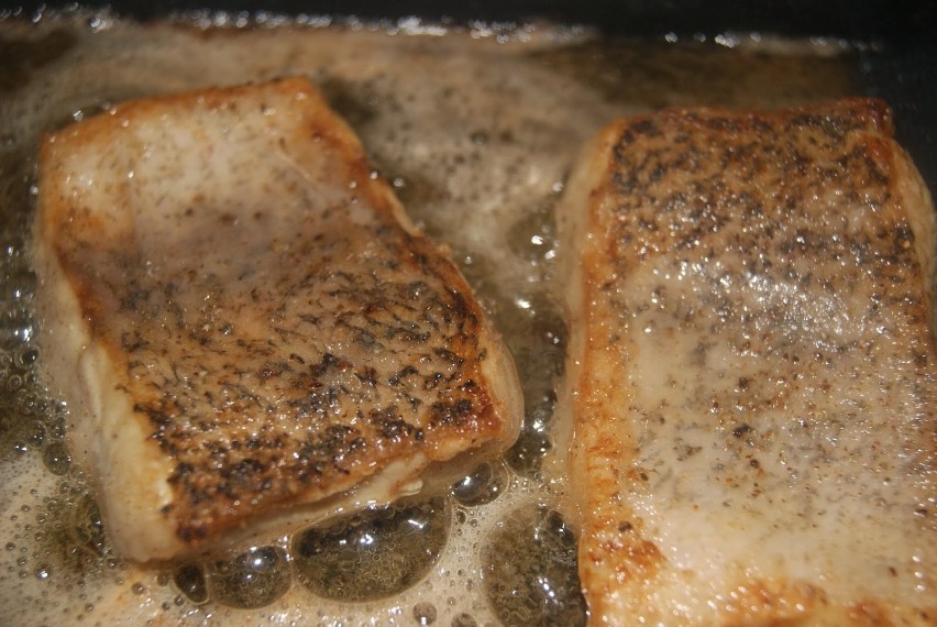 Na patelni rozgrzać 2 łyżki masła z łyżką oleju. Smażyć rybę...