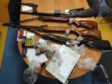 Karabiny, broń palną własnej produkcji i mnóstwo amunicji trzymali w domu. Trzy osoby w rękach policji