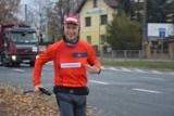 Bełchatowianin Michał Piszer biegnie w "Maratonie Czerwonego Kapturka", 14.11.2020 [ZDJĘCIA, FILM]
