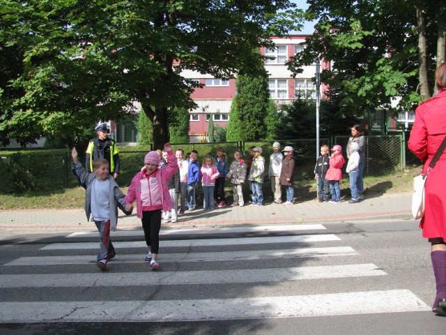 Pierwszaki ze Szkoły Podstawowej nr 10 zdały egzamin na przejściu dla pieszych