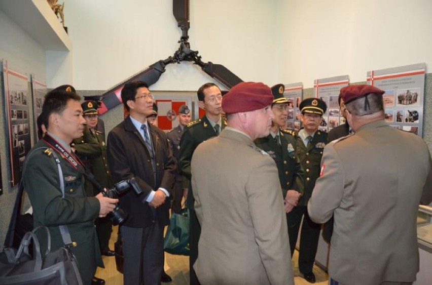 Przedstawiciele chińskiej armii w 25. BKPow. w Tomaszowie...