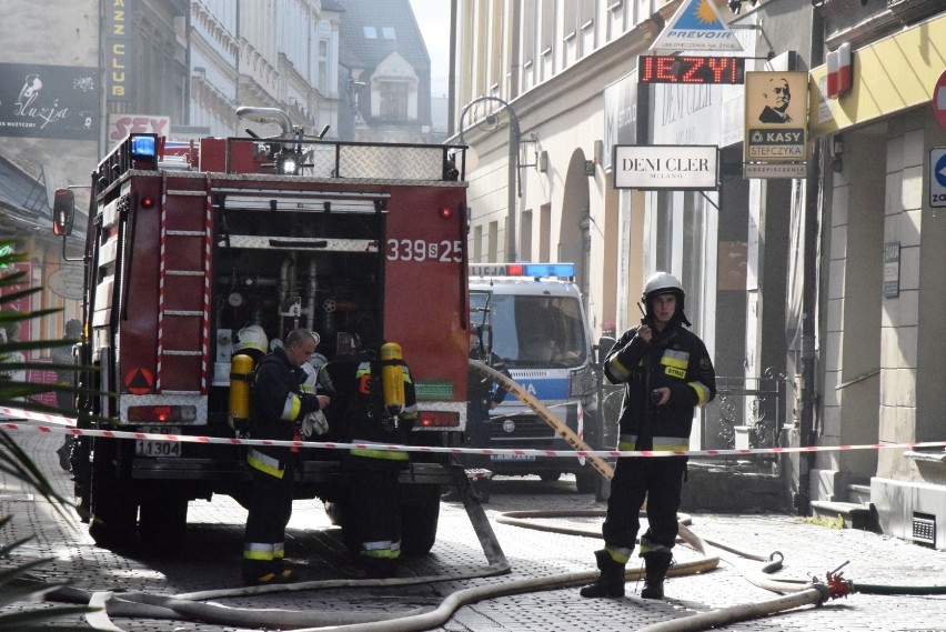 Pożar w Bielsku-Białej. Ogień w kamienicy przy ul. Barlickiego [ZDJĘCIA]