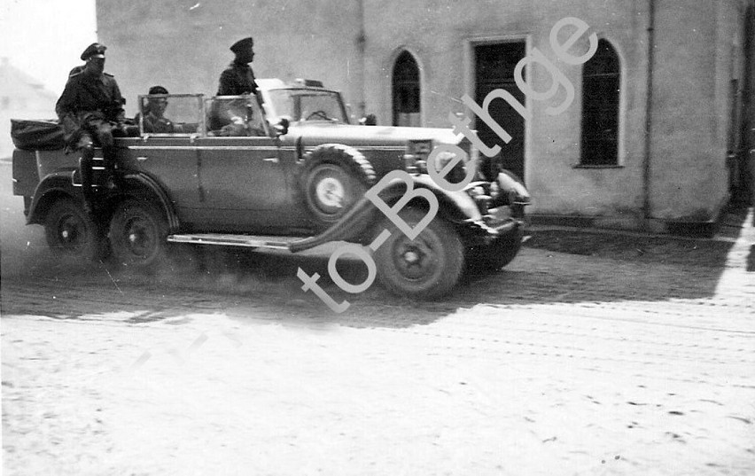 Adolf Hitler w limuzynie opuszcza pałac w Końskich.