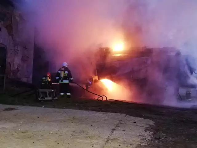 Strażacy gasili płonący kombajn w Pszowie