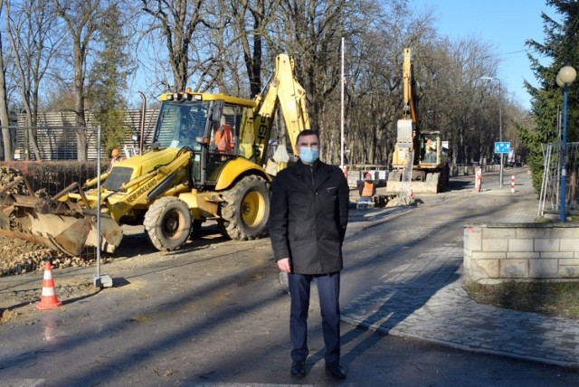 Tomasz Mierzwa, pełnomocnik burmistrza Buska do spraw strategicznego rozwoju miasta i gminy Busko prezentuje teren przebudowy ulicy 1 Maja.