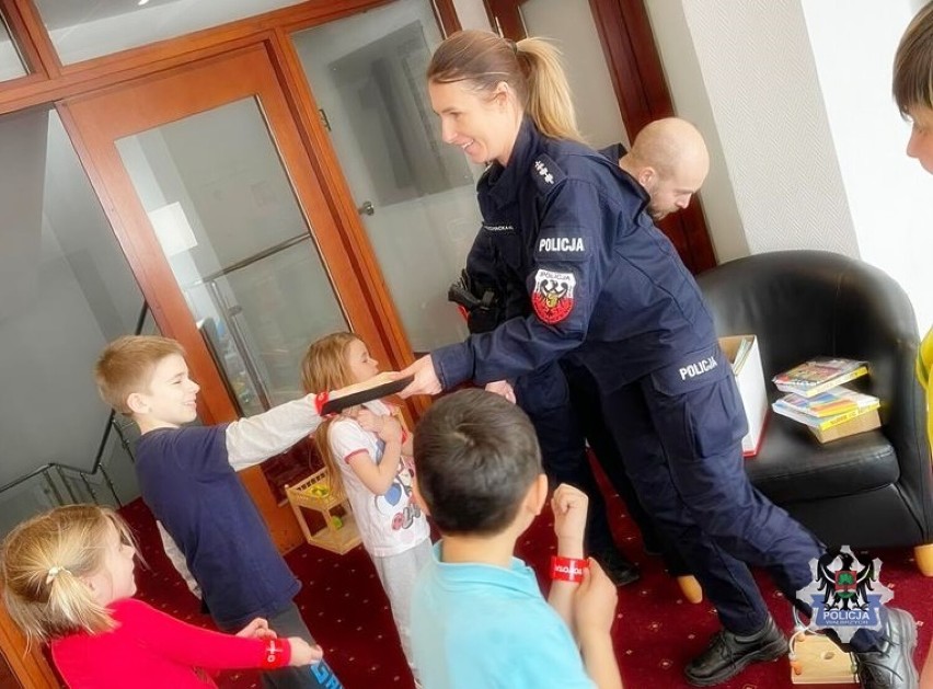 Wałbrzyscy policjanci wybrali się z prezentami do dzieci z Ukrainy