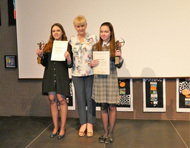 W czwartek w Bydgoszczy trwał finał Bydgoskiego Festiwalu Pięknego Czytania im. Kazimierza Hoffmana. 

W salonie Hoffman Kujawsko-Pomorskiego Centrum Kultury o tytuły mistrza i wicemistrza walczyło dwudziestu finalistów - uczniów gimnazjów i siódmych klas szkół podstawowych z Bydgoszczy i okolic. Jurorzy po przesłuchaniach konkursowych (każdy z uczestników musiał zaprezentować dwa fragmenty prozy) wybrali zwycięzców i wyróżnionych. 

Mistrzynią tegorocznej edycji Bydgoskiego Festiwalu Pięknego Czytania została Oliwia Skonieczna z Gimnazjum nr 17 w  Zespole  Szkół  nr 4 w Bydgoszczy, a wicemistrzynią Alicja Sperkowska z Zespołu Szkół w Łabiszynie. Obie na zdjęciu z pomysłodawczynią festiwalu, Jolantą Niwińską.