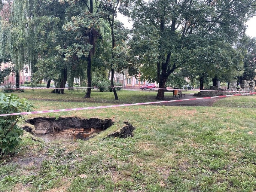 Na skwerze przy ul. Bączkowskiego zapadła się ziemia. Powód - silne opady deszczu