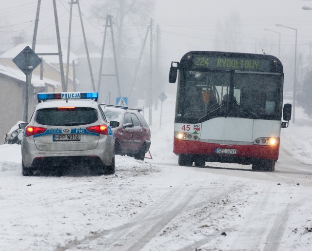 Dwie osobówki zderzyły się na ulicy Raciborskiej w Rydułtowach