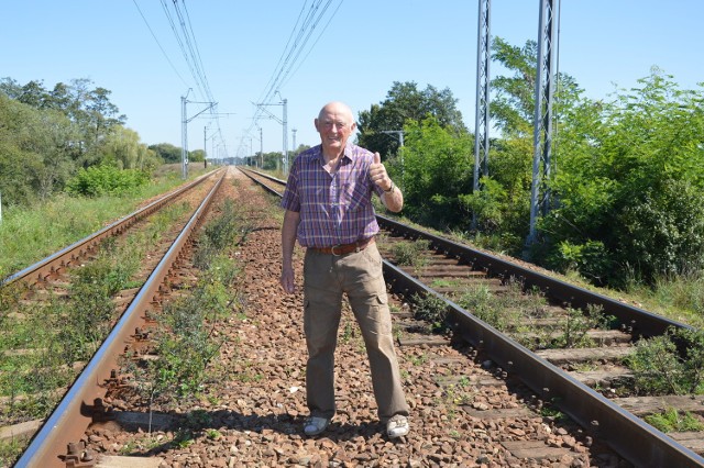 Henryk Hildebrandt nie ukrywa swojej radości po informacji od PKP, że tunel pod torowiskiem w okolicy ul. Głębokiej w Tarnowie zostanie wykonany. - Ludzie przestaną chodzić tędy na dziko - podkreśla