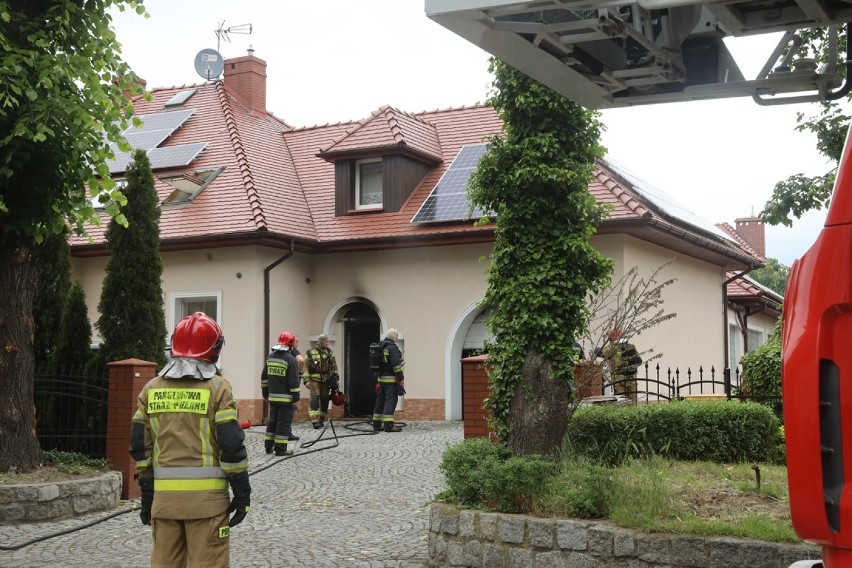 Pożar garażu przy ulicy Przemkowskiej w Legnicy [ZDJĘCIA]