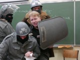 Milicja przed II LO w Gorzowie. Stan wojenny w szkole!