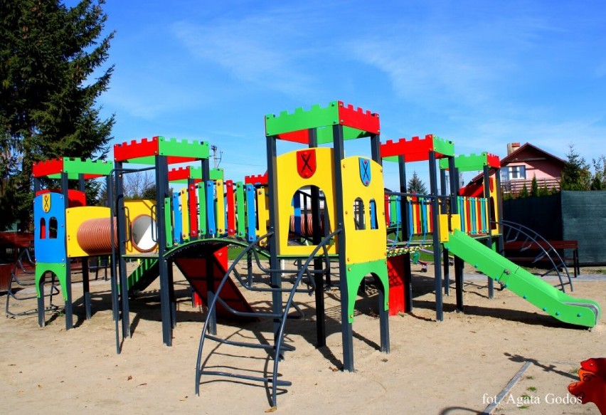 Nowe, kolorowe centrum zabawowo-sprawnościowe dla dzieci w...