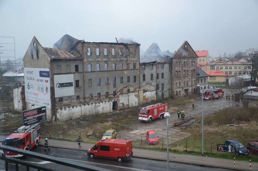Zgliszcza po pożarze Młyna Szancera w Tarnowie.