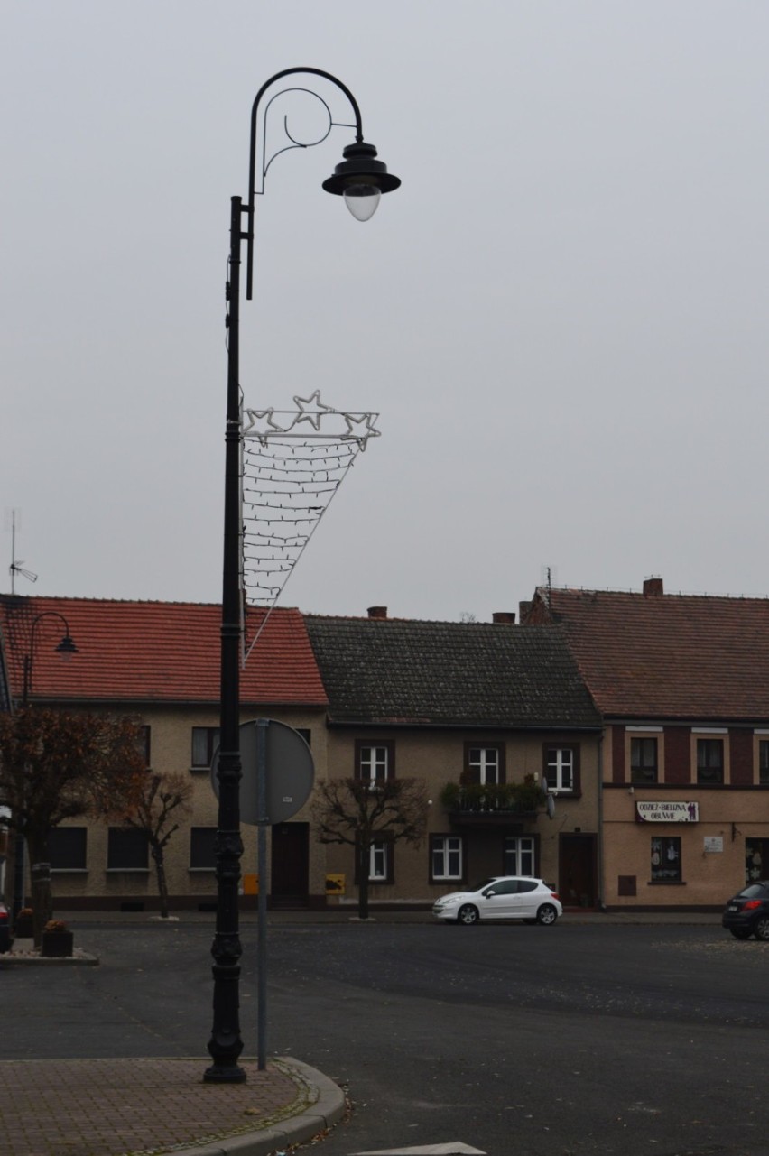 Wielichowo stroi się na święta. Gigantyczny Mikołaj stanął na rynku