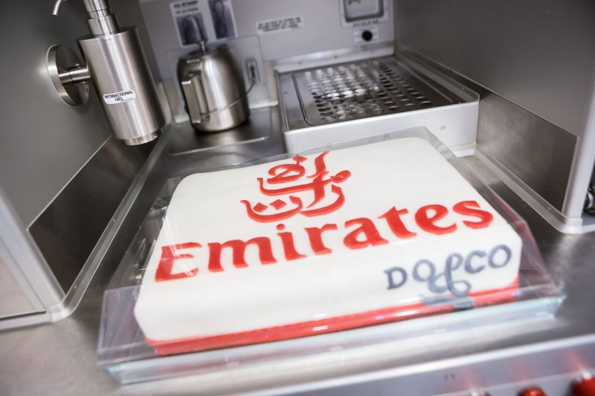 Emirates zatrudnia międzynarodową załogę pokładową, która...