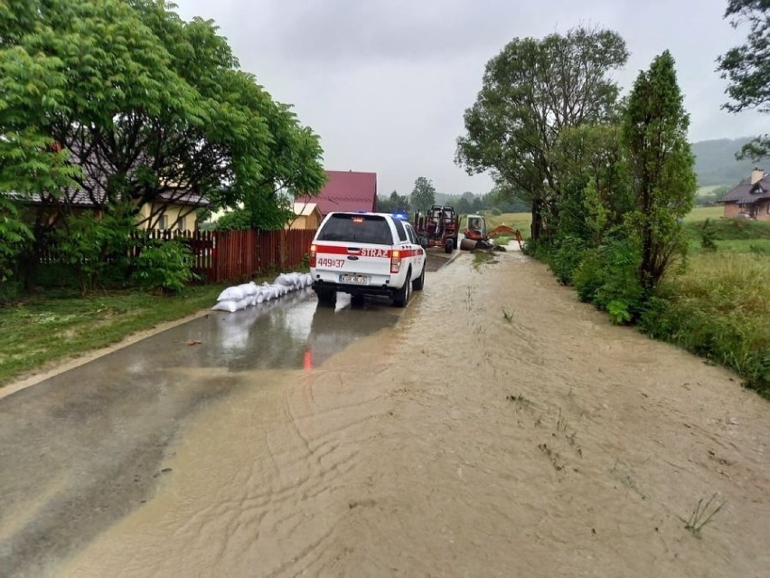 Woda z zatkanych przepustów zalewa domy w Hańczowej. Na pomoc pojechali strażacy [ZDJĘCIA, VIDEO]
