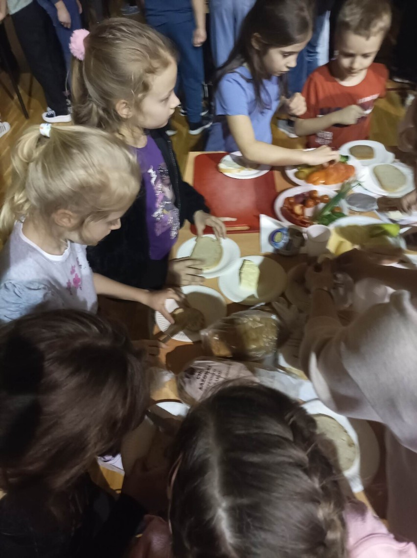 Hufcowy biwak z okazji Dnia Myśli Braterskiej 2023 w Szkole Podstawowej w Wierzbicy. Zobacz zdjęcia