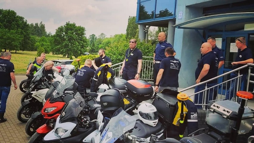 Policjanci z motocyklistami z grupy APC Motopasja o bezpieczeństwie ZDJĘCIA