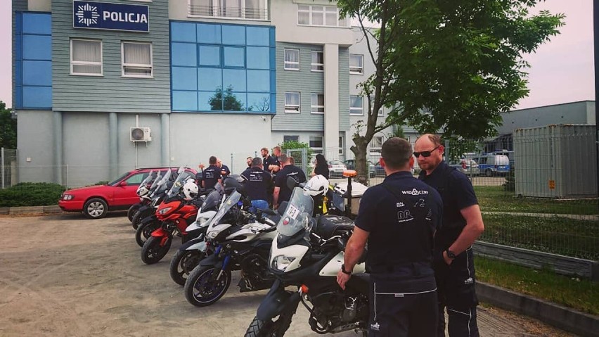 Policjanci z motocyklistami z grupy APC Motopasja o bezpieczeństwie ZDJĘCIA