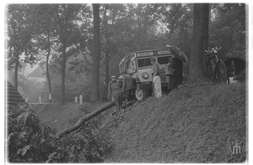 Zepsuty autobus relacji Kielce - Wrocław na poboczu drogi....