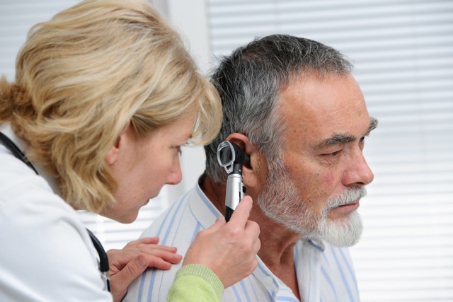 Wiek powyżej 50 roku życia oraz częste przebywanie w głośnym otoczeniu, to dwa główne powody do tego, aby regularnie - co roku - sprawdzać słuch u specjalisty.