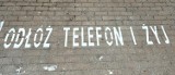 Akcja "Odłóż telefon i żyj!" w Oświęcimiu. Napisy z ostrzeżeniami pojawią się na oświęcimskich ulicach przy przejściach dla pieszych