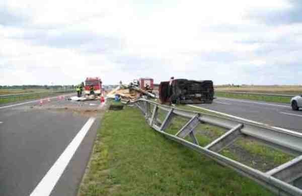 Wypadek w Kątach. Bus z przyczepą kempingową przewrócił się na autostradzie A2