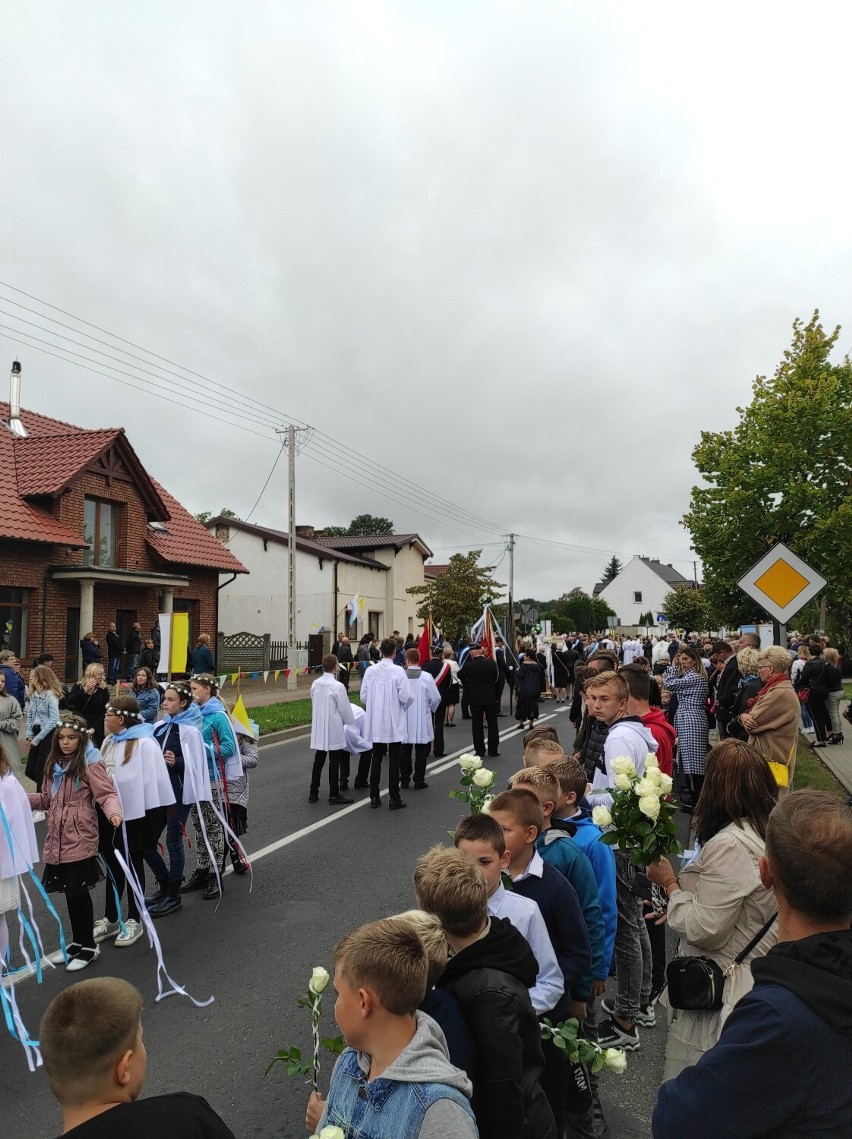 Duszniki. Nawiedzenie kopii obrazu Matki Boskiej Częstochowskiej. Witał ją tłum wiernych