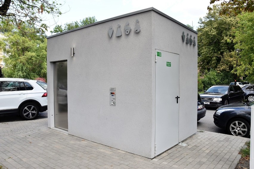 Toaleta automatyczna przy moście z Pasieki na Bolko w Opolu.