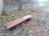 Ukradziono ławki ustawione kilka dni temu przy tzw. czarnej drodze w Koluszkach. Mieszkańcy są oburzeni