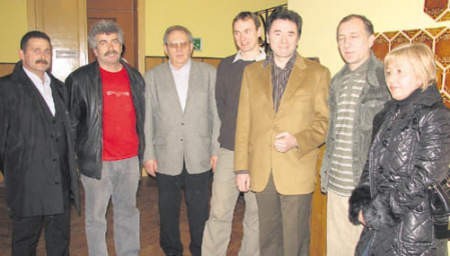 Jan Zamora (drugi z lewej) wspólnie z innymi przedsiębiorcami jest przekonany, że w mieście nie ma miejsca na wielkie sklepy.