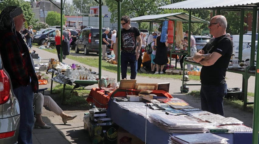 "Pchli targ" odbywa się na straganach targowiska miejskiego...