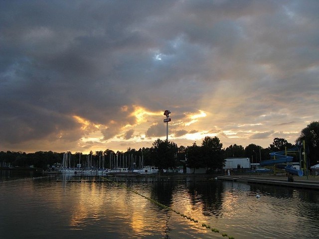 Źródło: http://commons.wikimedia.org/wiki/File:Sunset_on_Niegocin_in_Gi%C5%BCycko.jpg