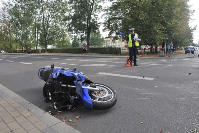 Nieodpowiedzialny 26-latek z Grudziądza, który prowadził motocykl bez uprawnień, został ukarany mandatem.